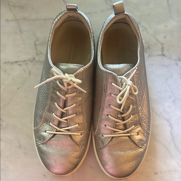 Ecco Silver White Sneakers Minimalist Design - Picture 3 of 16